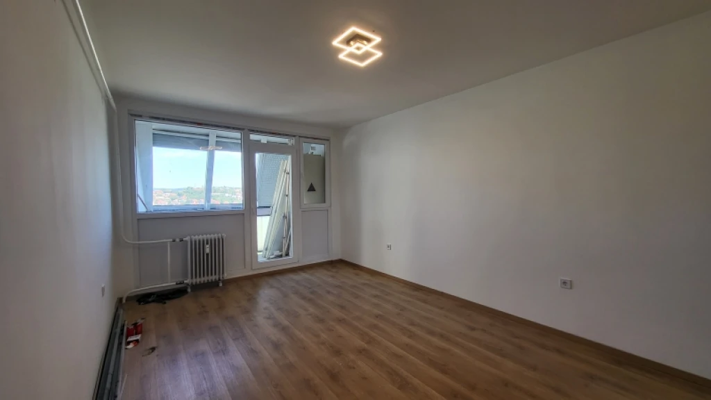 Eladó panellakás, Komló