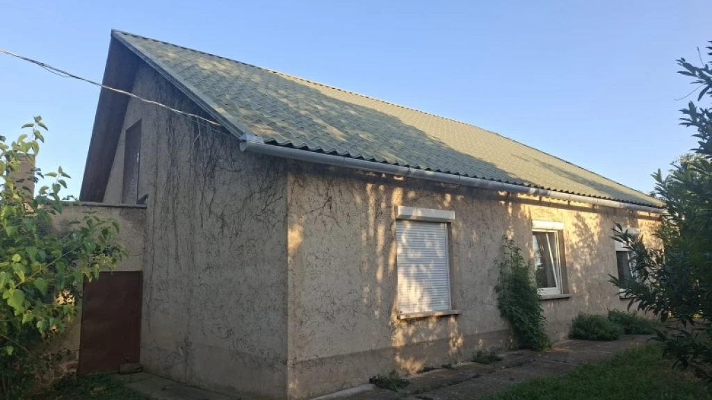 Eladó téglalakás, Bicsérd