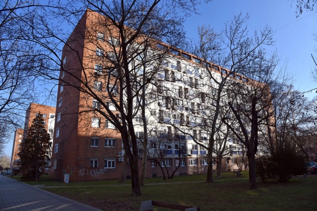 Eladó téglalakás, Pécs, Uránváros