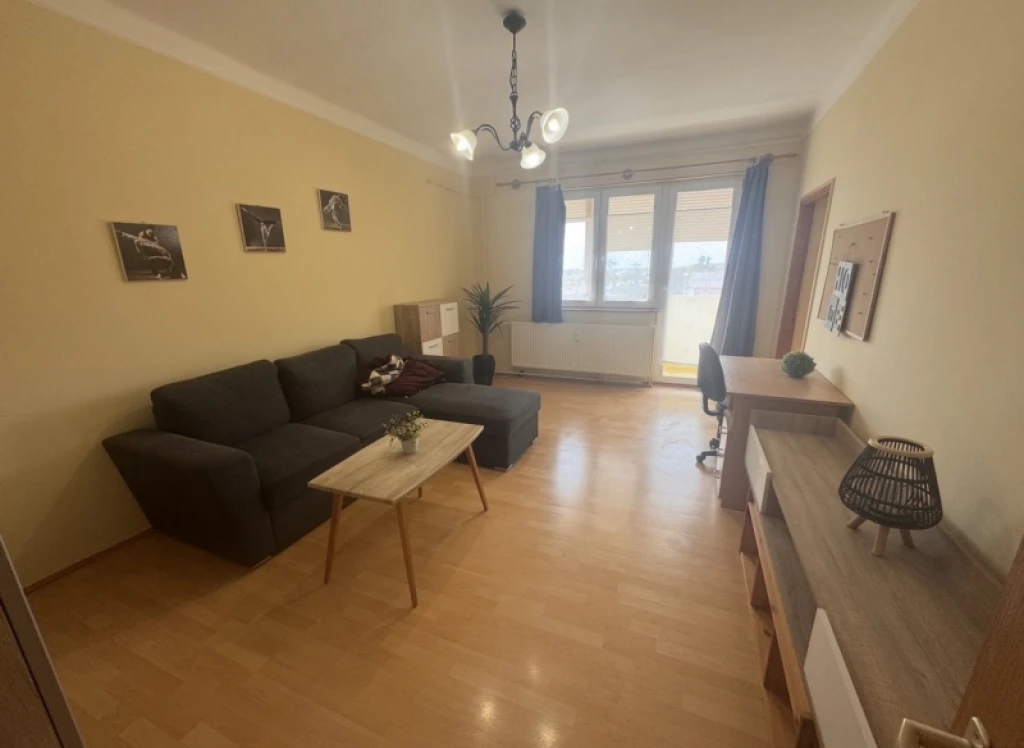 Eladó téglalakás, Pécs, Uránváros