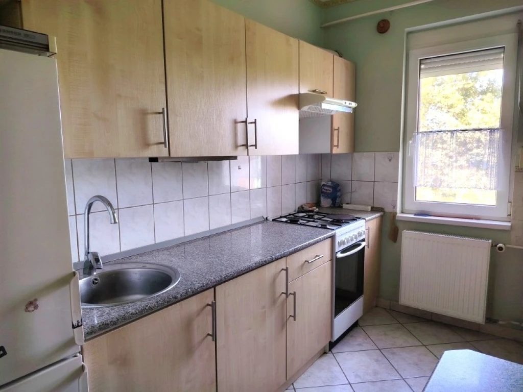 Eladó téglalakás, Komló
