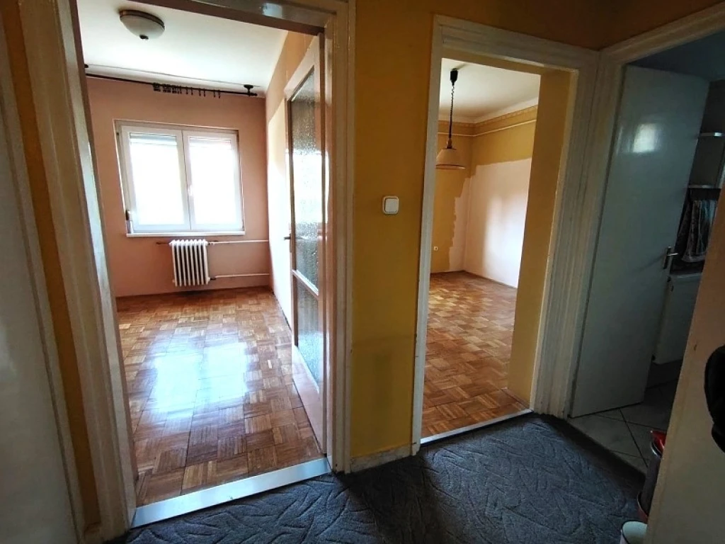 Eladó téglalakás, Komló