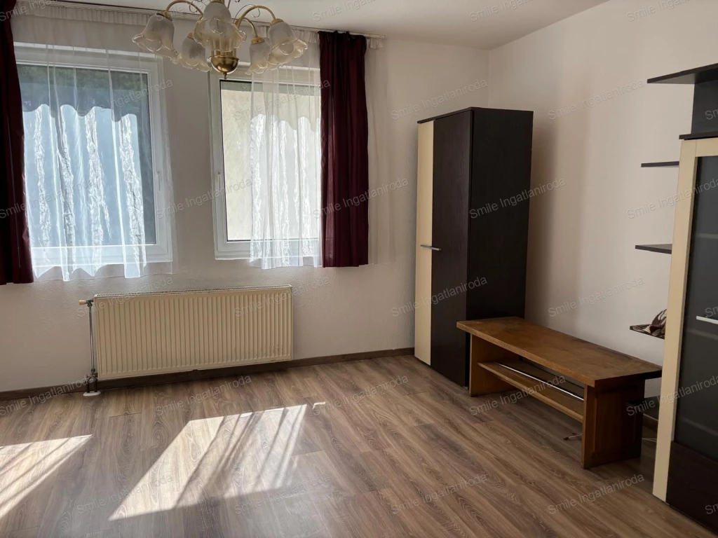 Kiadó első emeleti fiatalos lakás a Piac közelében
