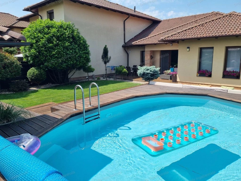 Modern mediterrán ikerház Nyíregyházán – teljes berendezéssel, medencével és parkosított kerttel.