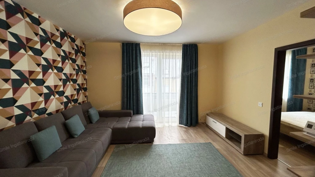 Nyíregyháza belvárosában  amerikai-konyhás nappali + 2 szobás lakás kiadó