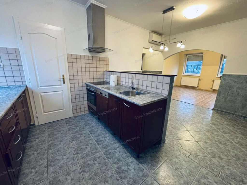 Tágas, felújított zárószinti lakás eladó a Paletta lakóparkban – plusz 30 m² hőszigetelt tetőtérrel.