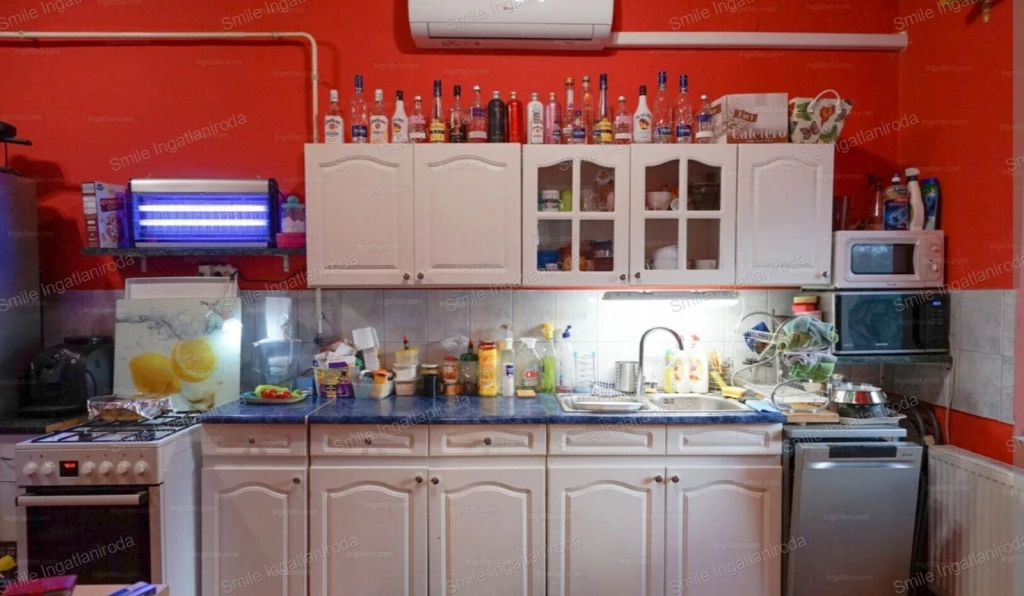 Nyírbogdányban 2 szobás családi ház megosztható telekkel eladó.