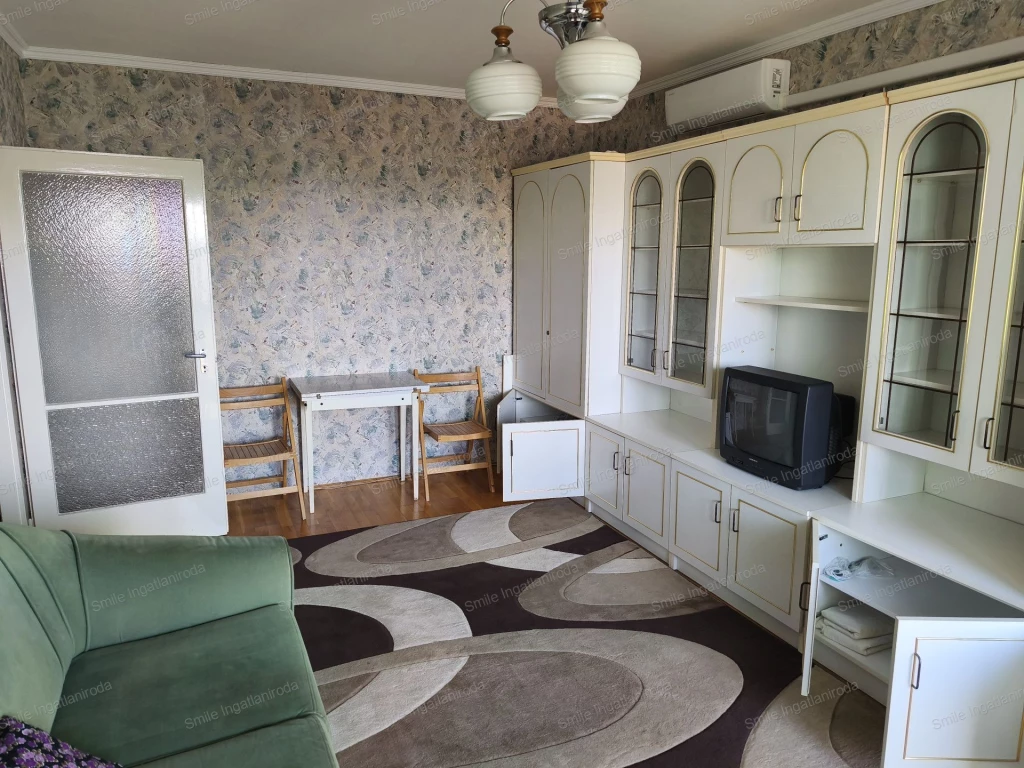 Nyíregyháza Jósavárosban kiadó egy 36 m2-es, világos bútorozott nappali+ ½ szobás,erkélyes lakás.