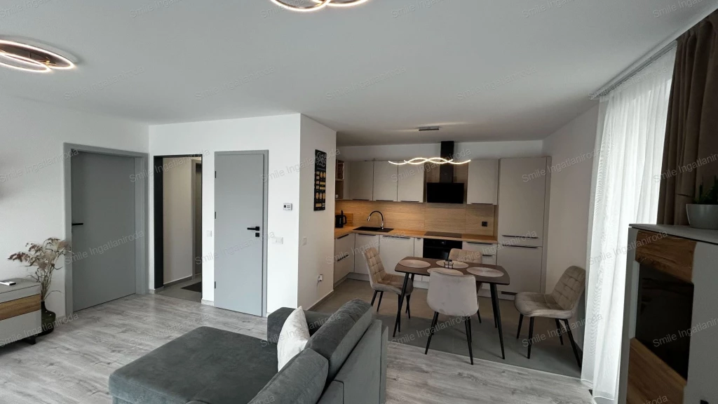 Nyíregyháza belvárosában új építésű társasház 1. emeletén amerikai-konyhás nappali + 2 szobás lakás kiadó