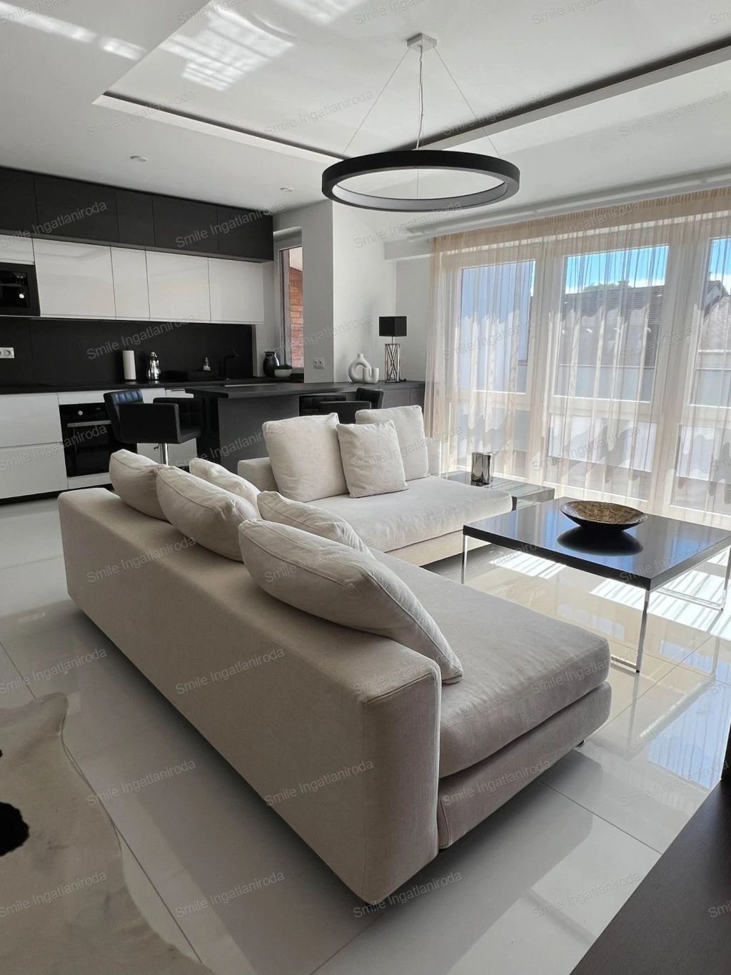 Tágas, amerikai-konyhás  nappali + 2 szobás lakás kiadó Nyíregyháza belvárosában