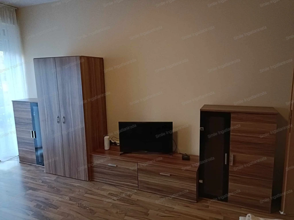 Kiadó első emeleti fiatalos lakás a Vasvár Pál utca elején