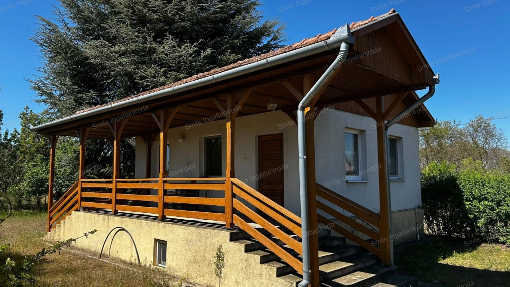 Nagy kertes, gazdálkodásra és lakhatásra alkalmas ingatlan – Sóstóhegyen eladó