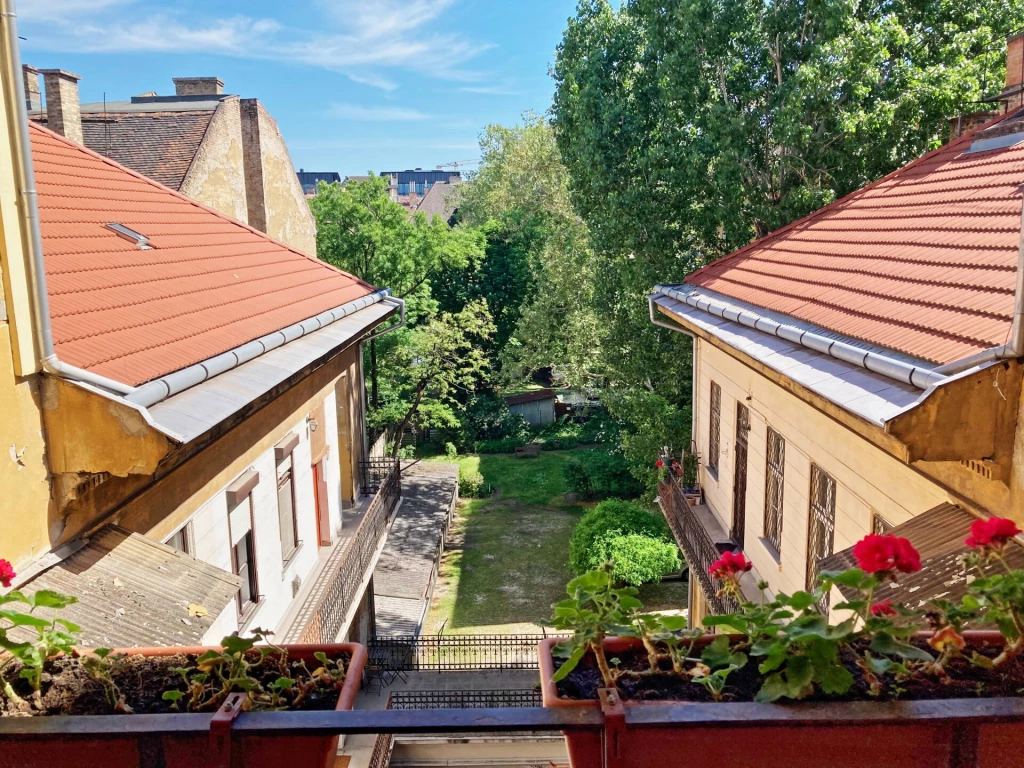 43 m2-es egy szoba, hallos napfényes, felújítandó lakás sok lehetőséggel a Városligettől 50 lépésre, a Dózsa György úton!