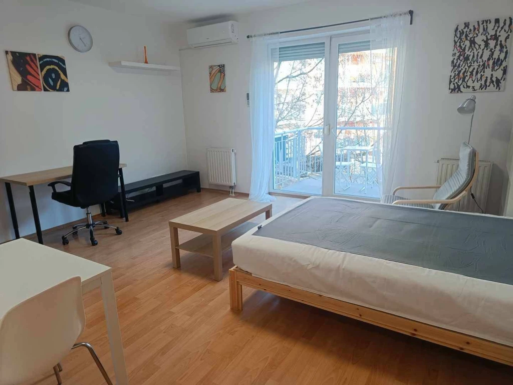 KIADÓ egy napfényes, szép állapotú, klímás, egyszobás, erkélyes lakás, újszerű házban, autóbeállóval.