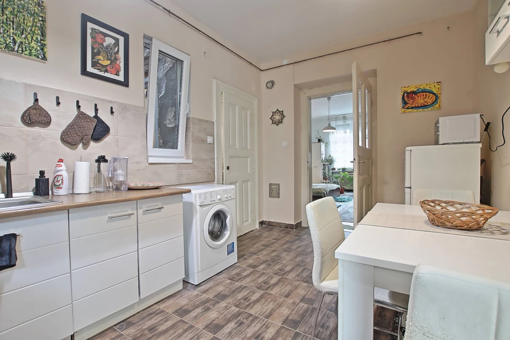 VII. István utcában, napfényes garzonok eladók!