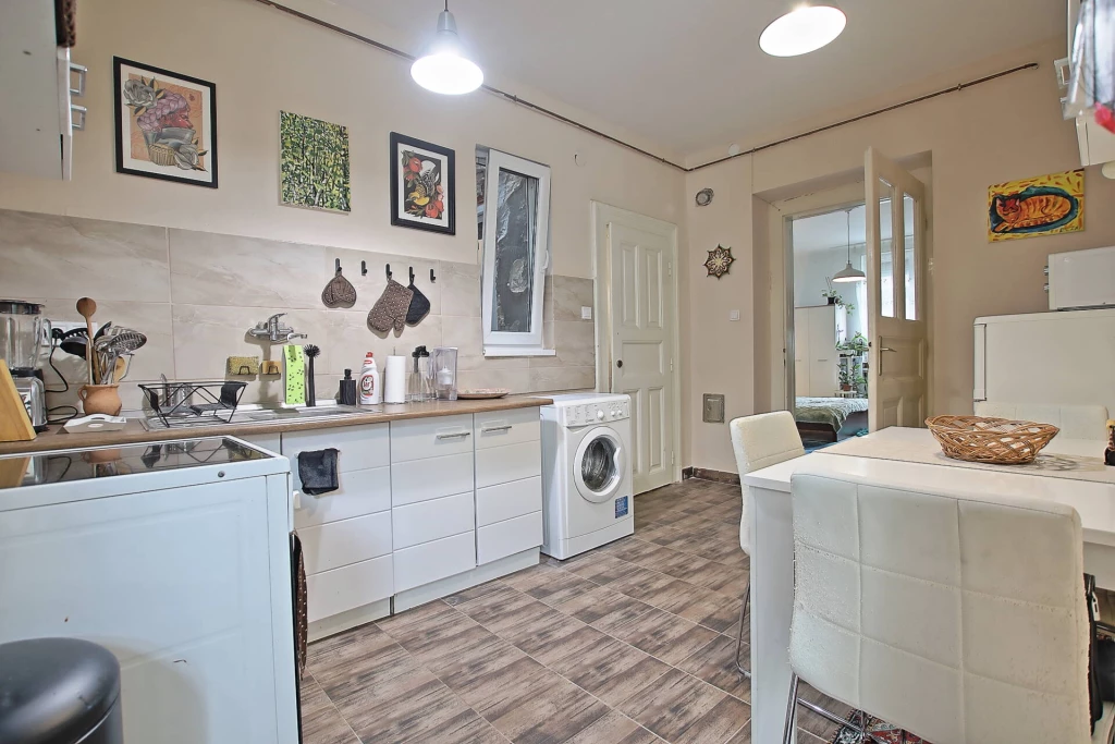 István utcában, napfényes garzon eladó!