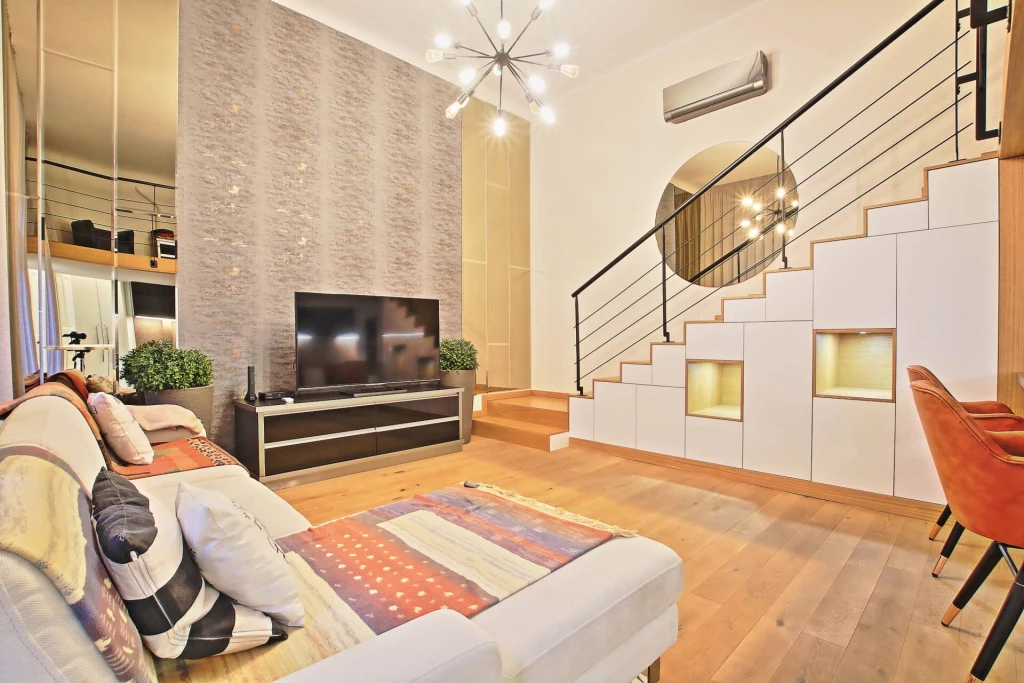 Felújított lakás - liftes házban!