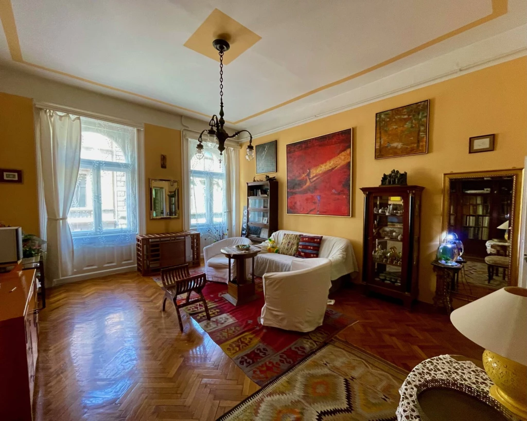 Belső kétszintes, napfényes lakás a megújult Hunyadi térnél