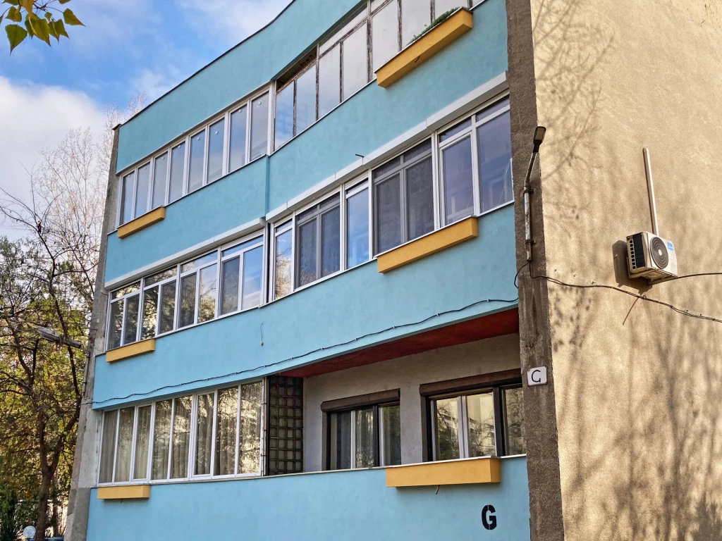 Zárt, parkosított kert, autóbeálló, sok fa, remek elhelyezkedés, sok lehetőség!