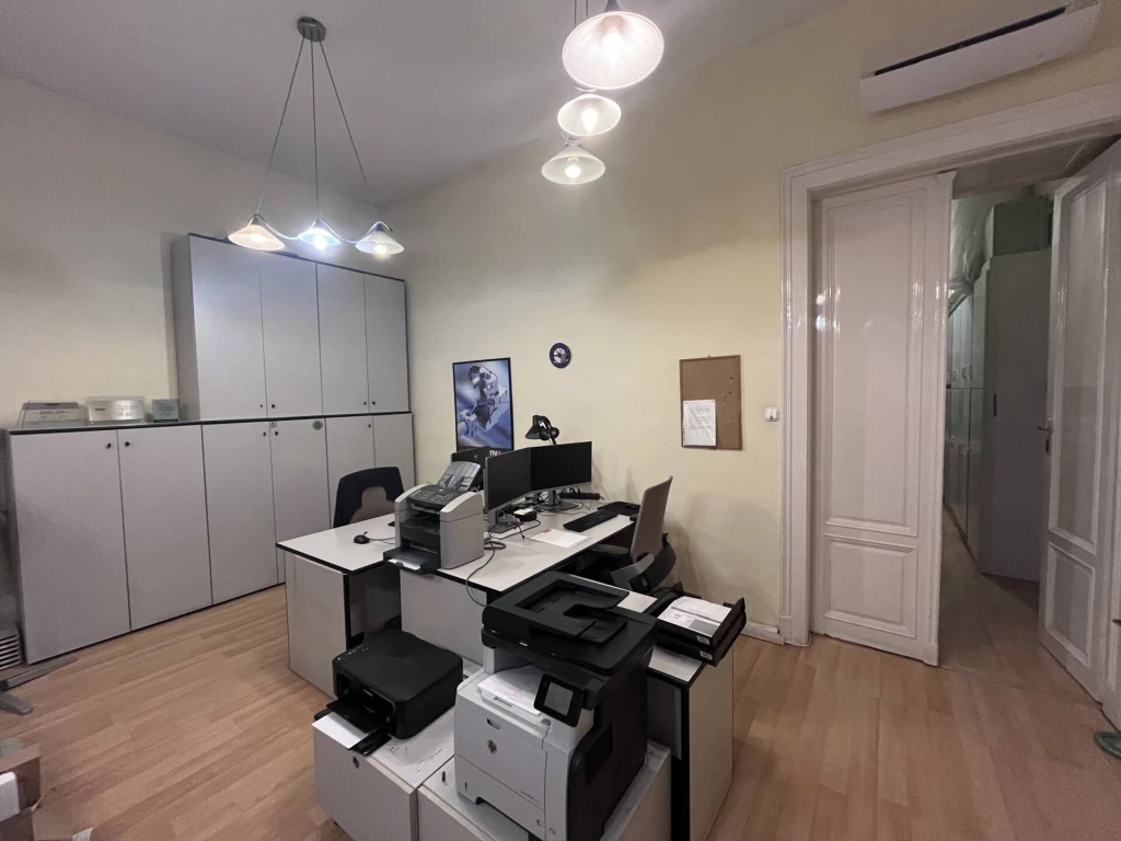 Szeretne a belvárosban  élni egy csendes, nagypolgári lakásban, most itt a lehetőség.