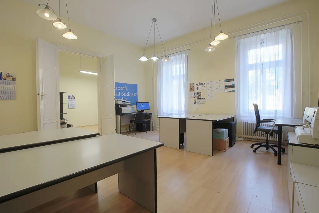 Világos, jó állapotú 2 szobás lakás a Damjanich utcában!