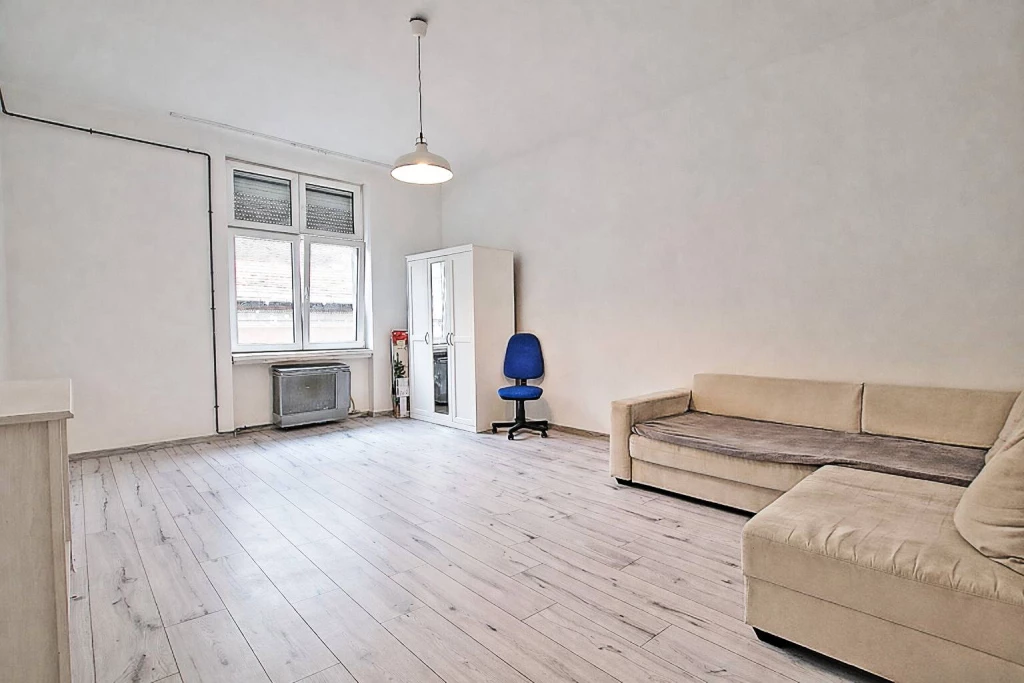 István utcában, napfényes garzon eladó!