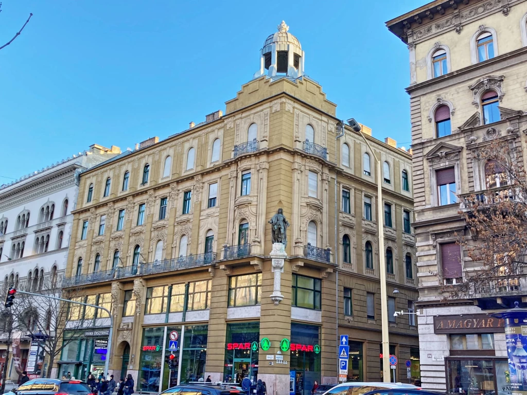 Sok lehetőséggel kecsegtető, kedves lakás a Palotanegyedben, a Mátyás király házban!