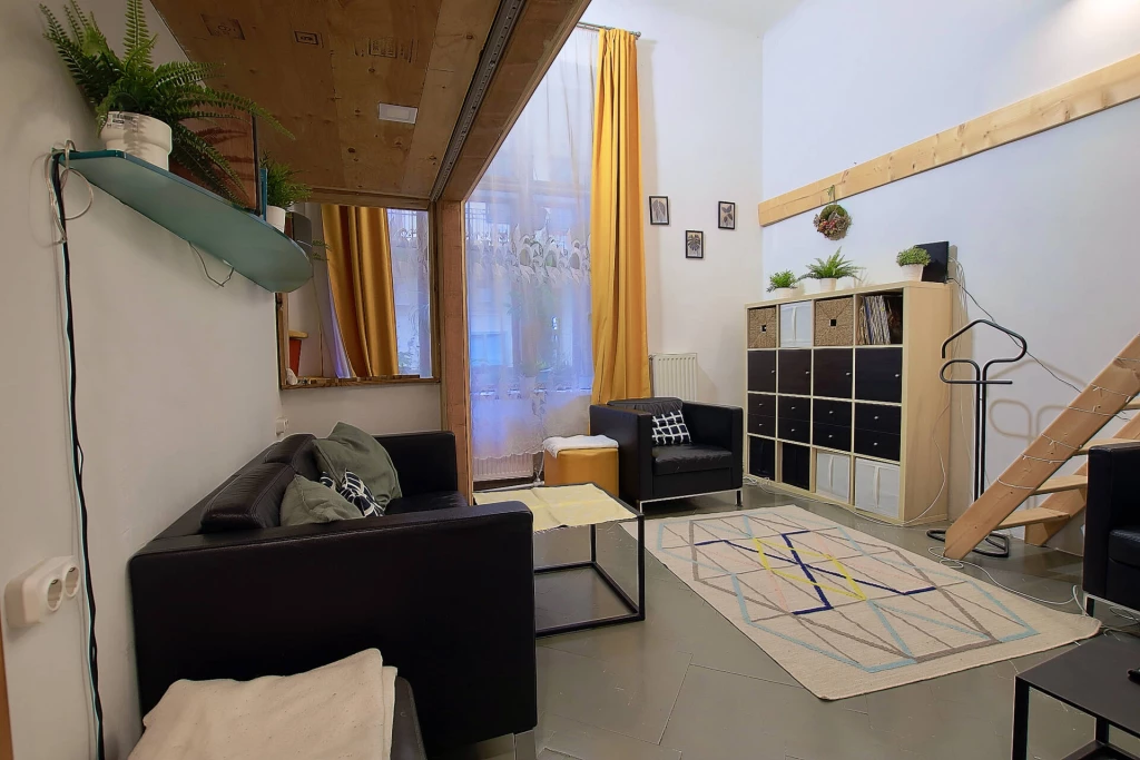 Keletinél, csendes utcában 2 szobás lakás.