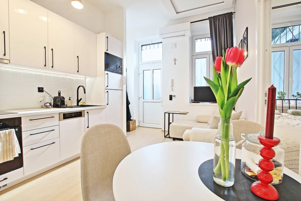 Felújított, 1,5 szobás lakás - az Akácfa utcában!