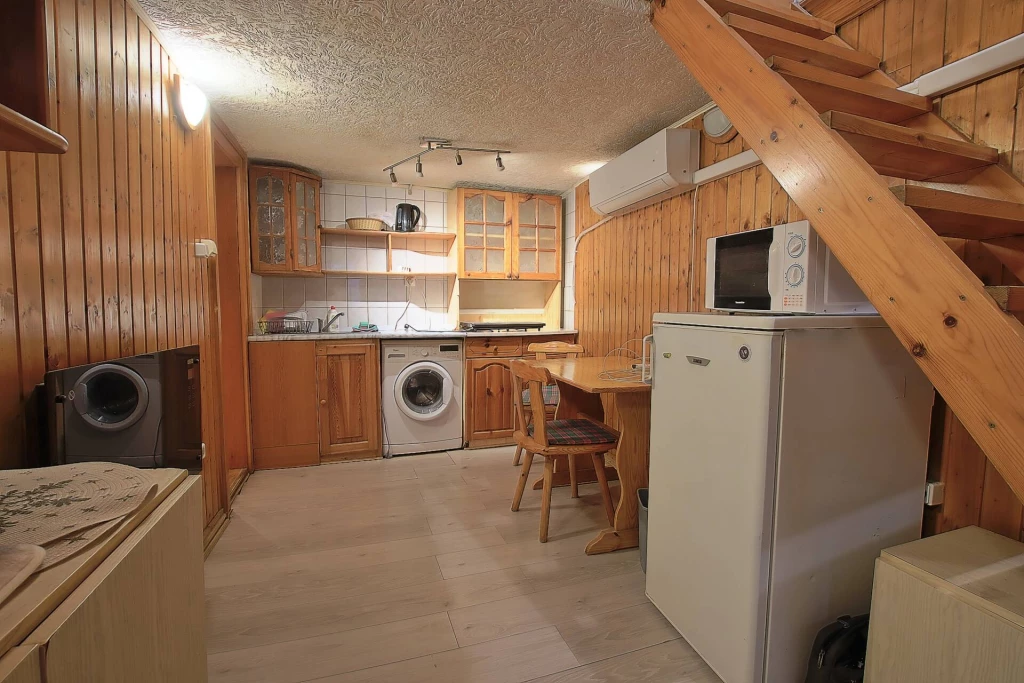 Azonnal hasznosítható garzon az Almássy tér mellett.