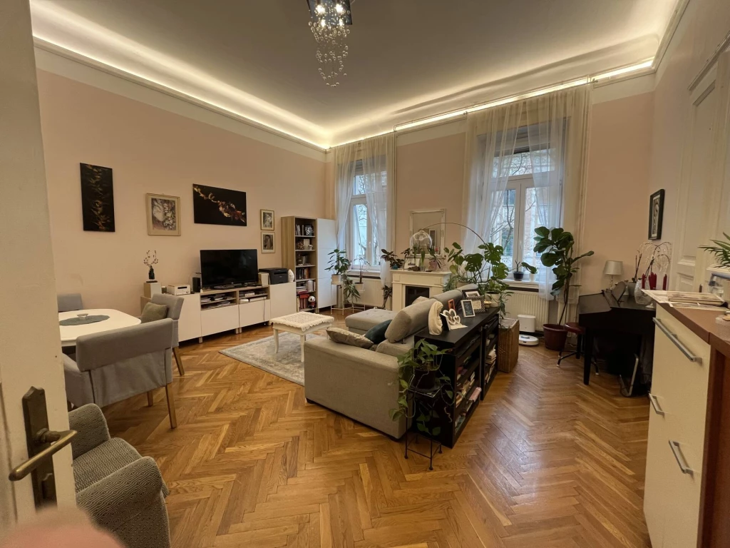 Két lakás egyben a VII. kerület frekventált részén.