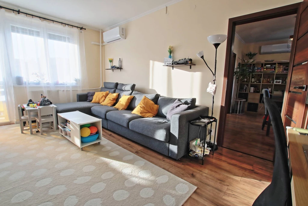 Gyönyörűen felújított, 1+2 szobás, napfényes panellakás a Ludovika mellett!