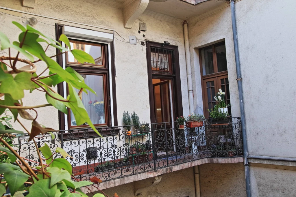 Jó állapotú garzonlakás, a Palotanegyedben, nagyon jó közlekedéssel!