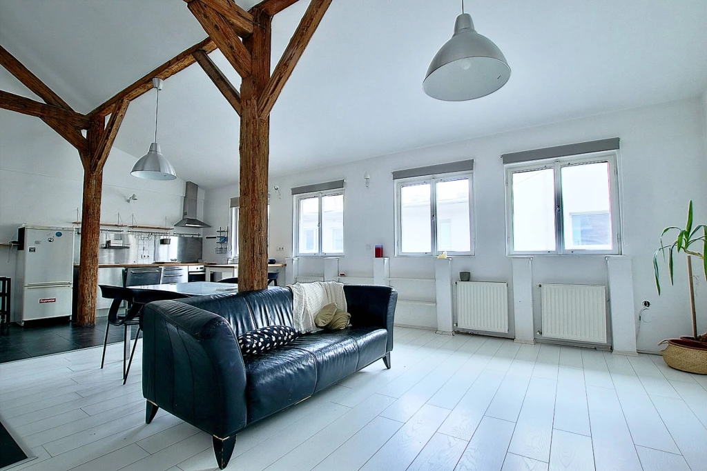 Pazar adottságú loft-lakás a Széna téren.