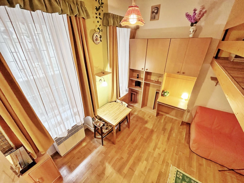 Szép házban, felújított lakás kiadó!