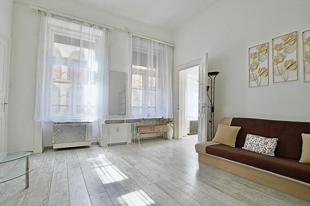 Nyugati térnél 2 szobás világos lakás.