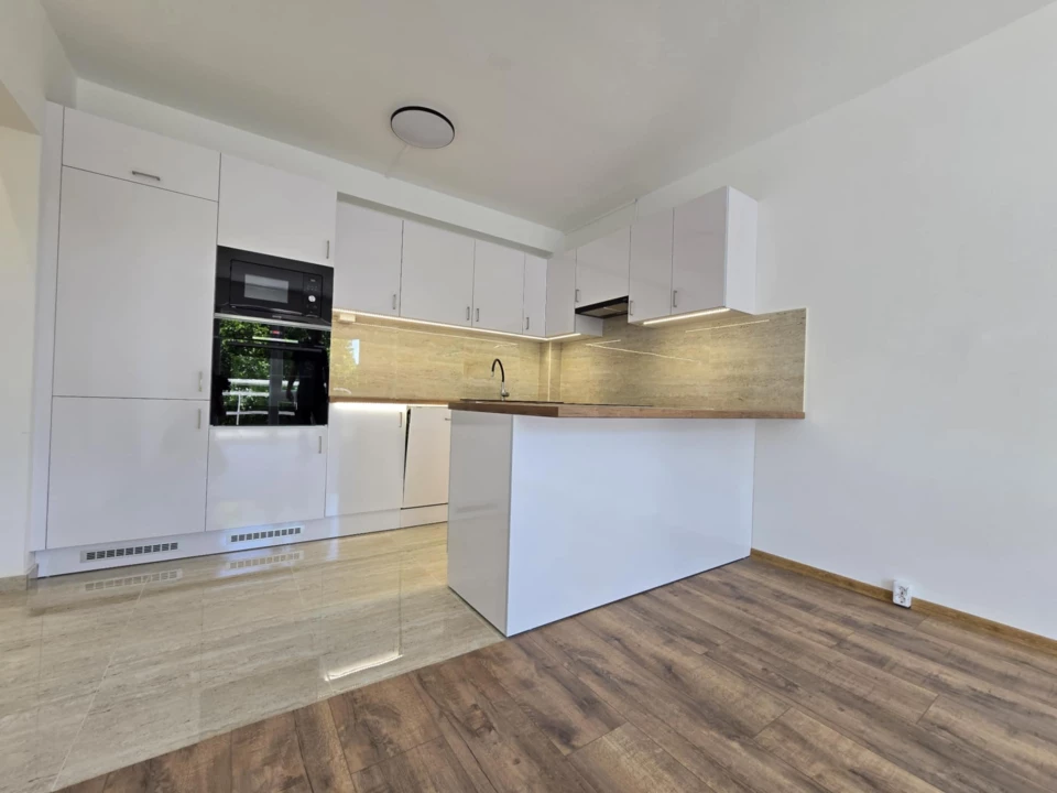 Eladó panellakás, Szeged, Lomnici utca