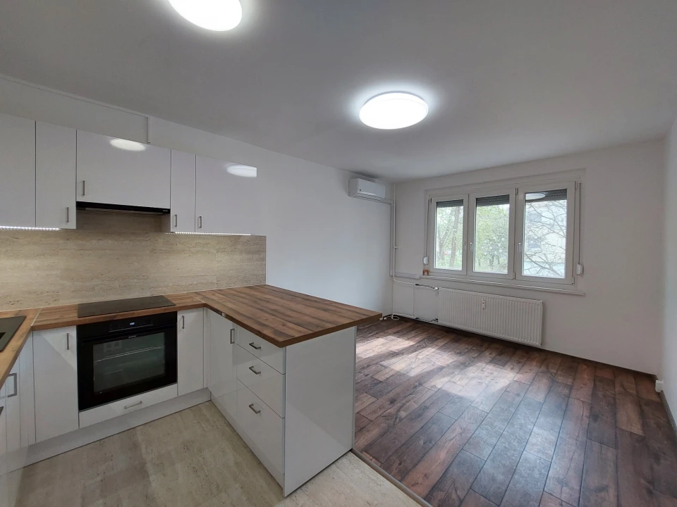 Eladó panellakás, Szeged, Lomnici utca