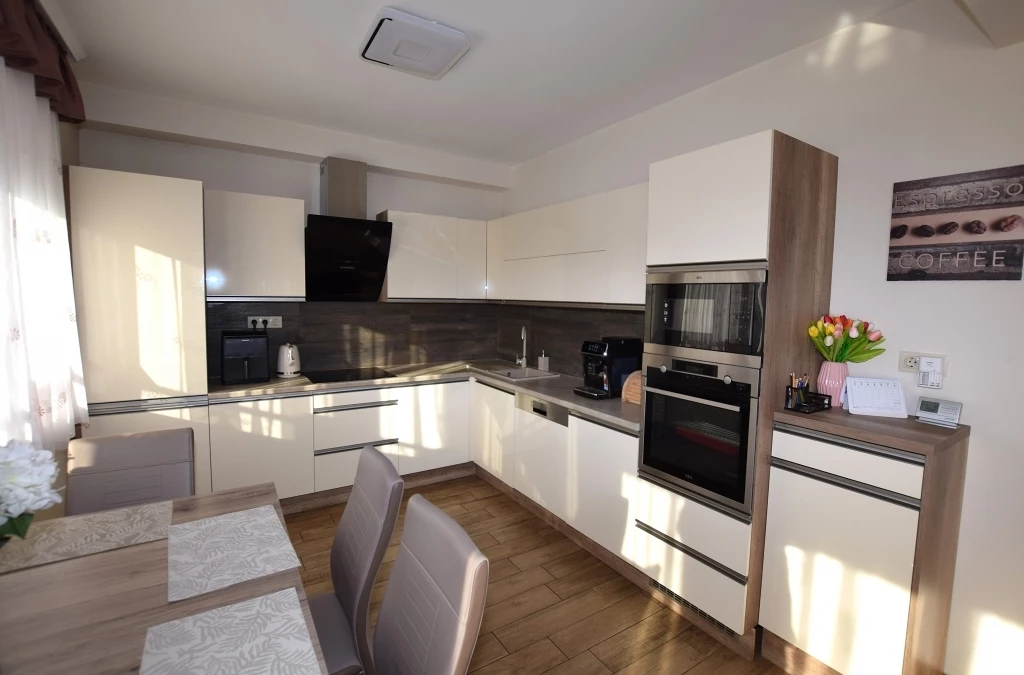 Ikerház eladó a Tócóvölgyben.