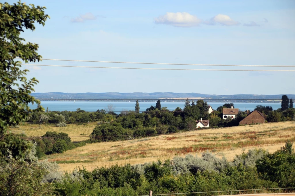 Megosztható telek Csopak és Balatonfüred határán eladó