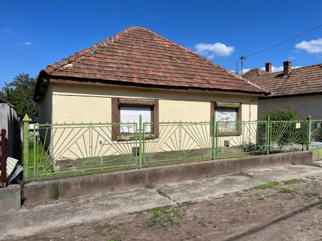 Eladó családi ház, Tököl