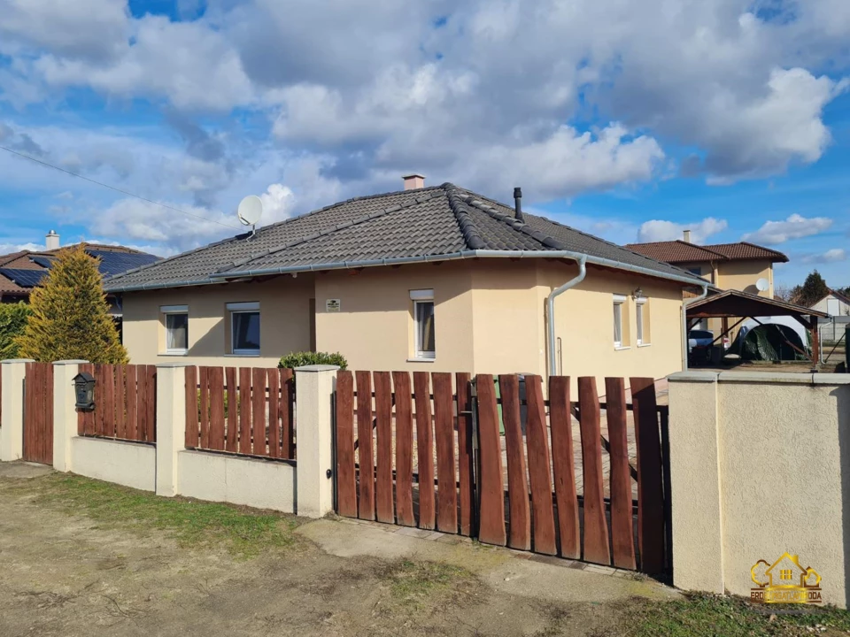 Eladó családi ház, Tököl