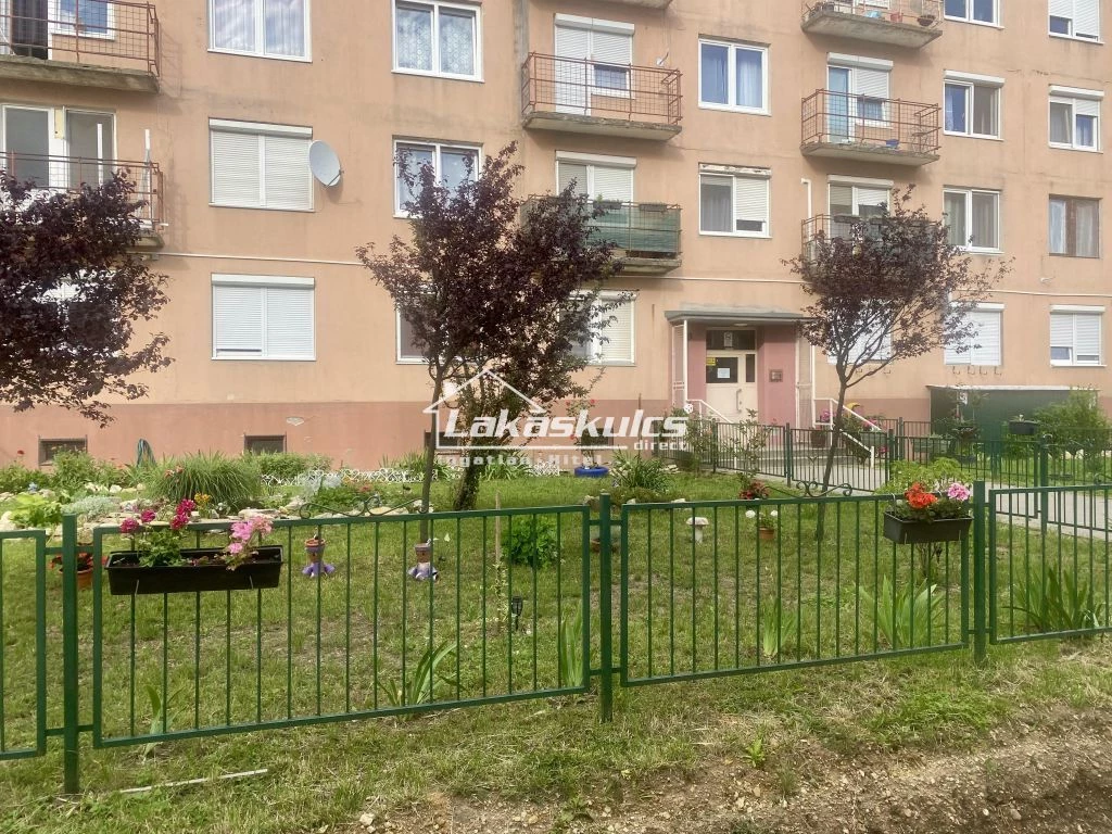 For sale panel flat, Hajmáskér