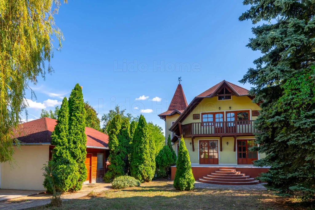 Balatonföldváron, zöldövezetben családi ház eladó!