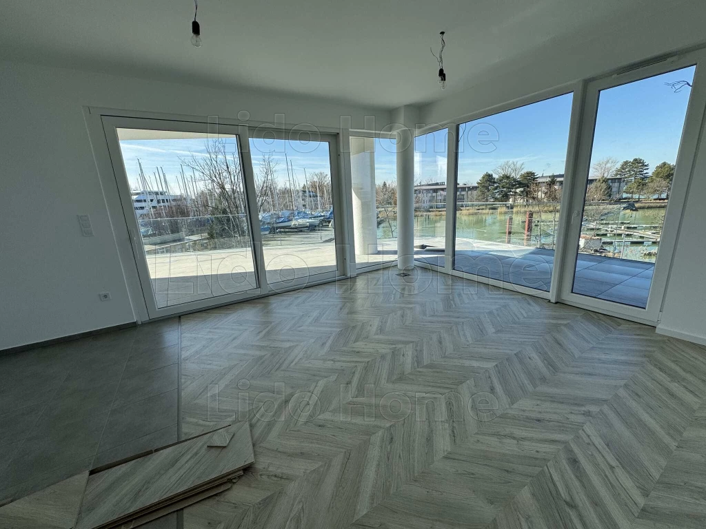 Balatonszemesen közvetlen vízparti, fronti full panorámás lakás!