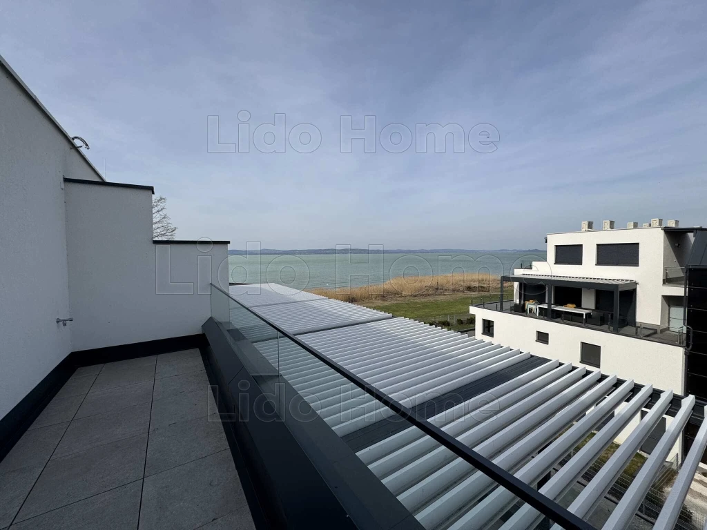 Közvetlen vízparti, panorámás fronti lakás