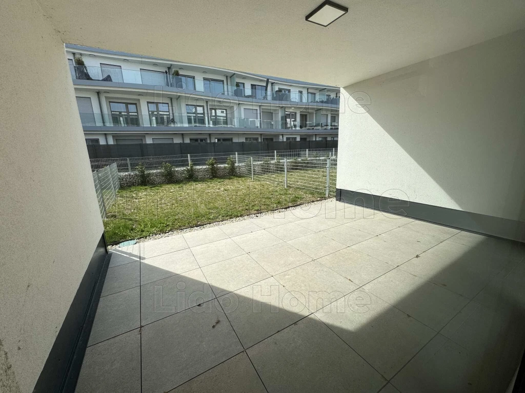 Közvetlen vízparti, részpanorámás kertkapcsolatos lakás