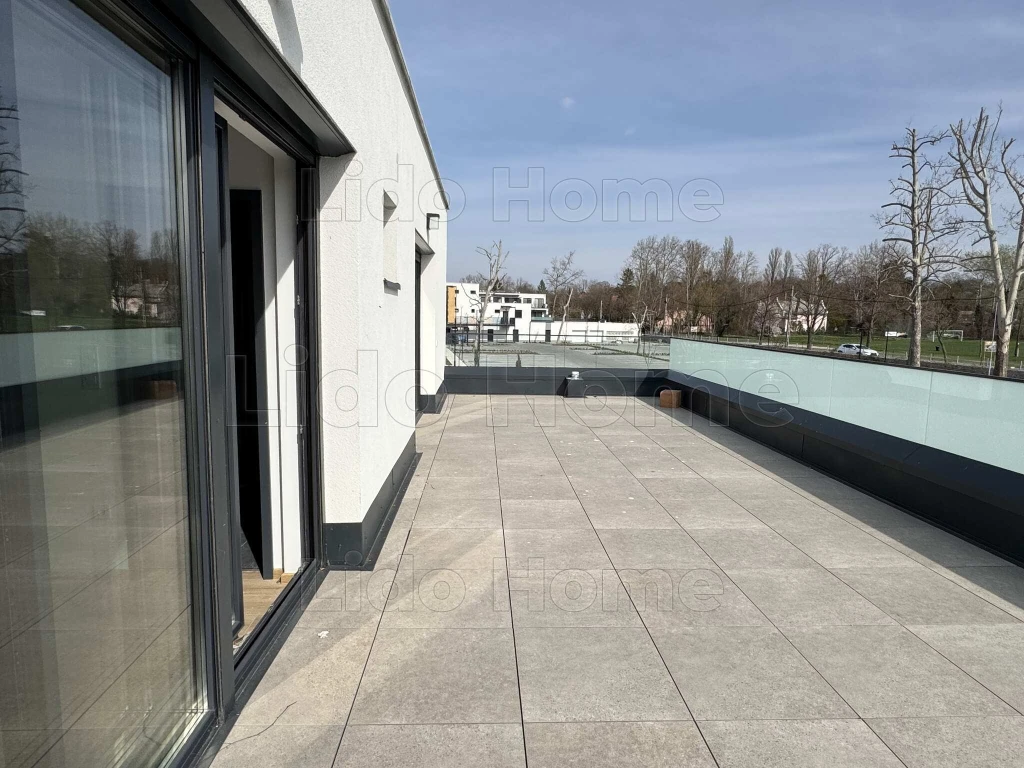 Közvetlen vízparti, részpanorámás dupla teraszos lakás