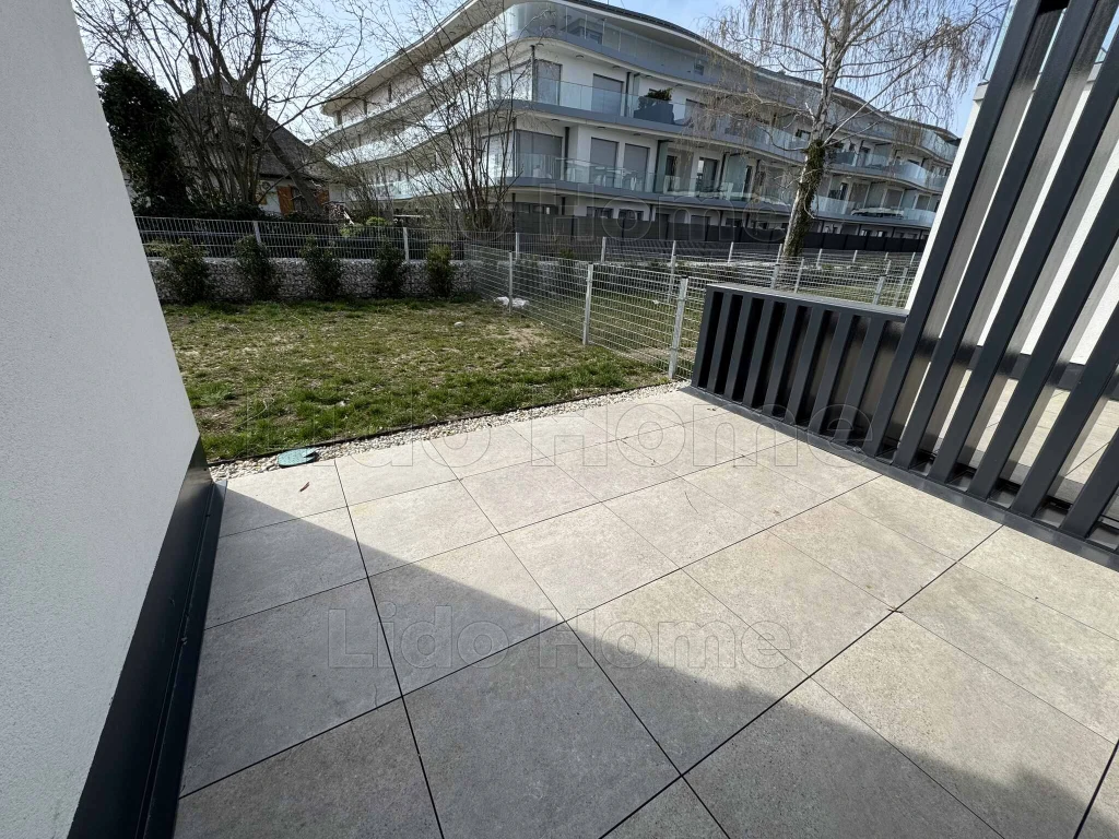 Közvetlen vízparti, új építésű lakás eladó