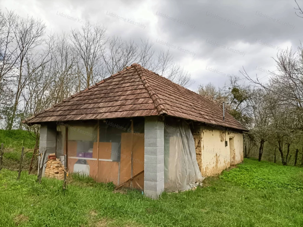 Eladó kehidakustányi zártkert kis házzal